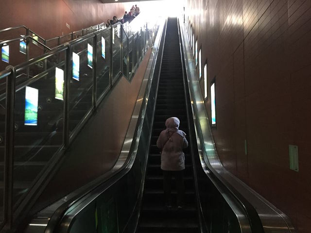 
Hệ thống thang máy dẫn xuống ga tàu điện ngầm thưa thớt.
