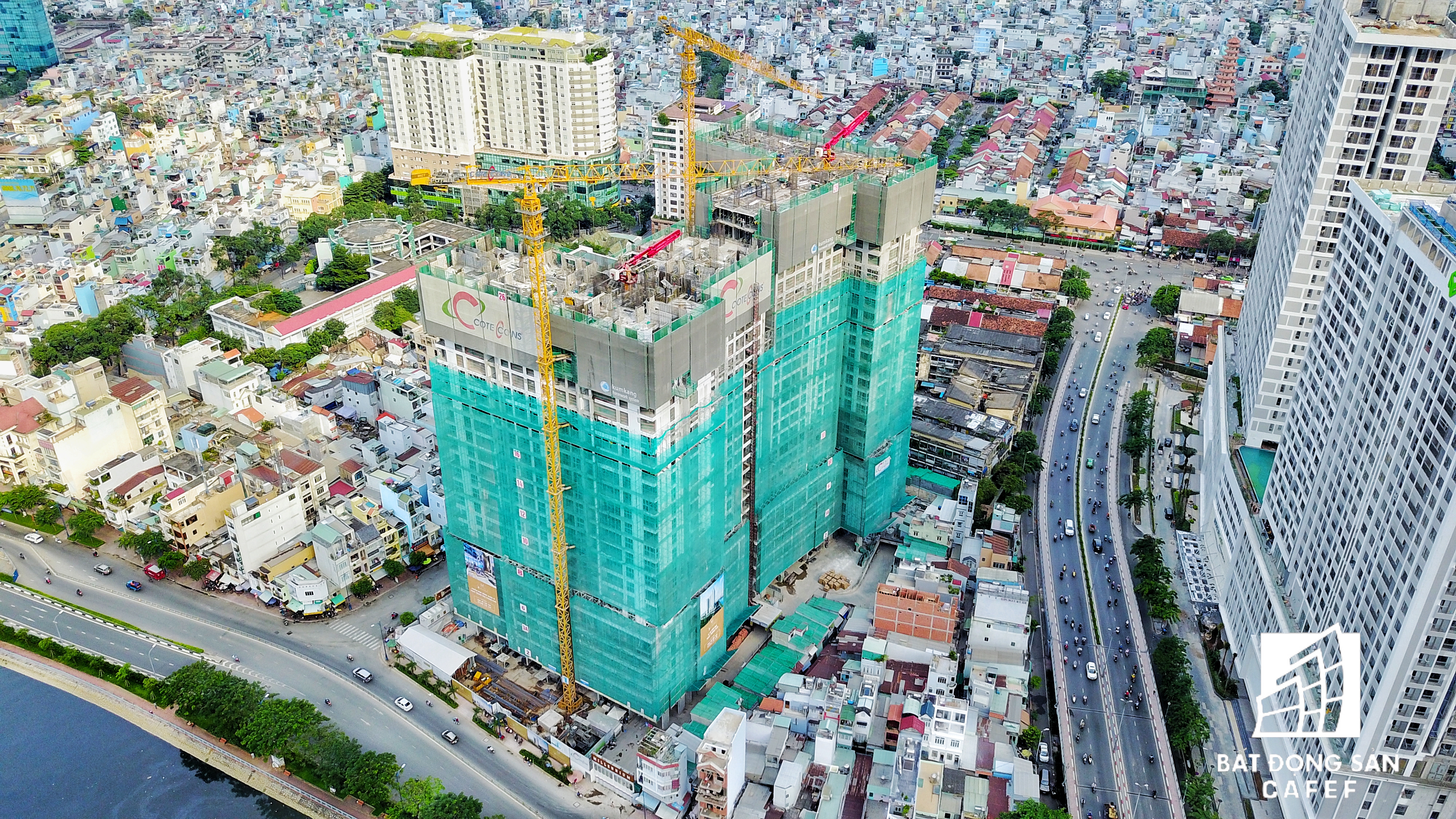 Dự án River Gate của Novaland tọa lạc ngay chân cầu Ông Lãnh, đối diện là một dự án cao ốc khác cũng đang hối hả xây dựng