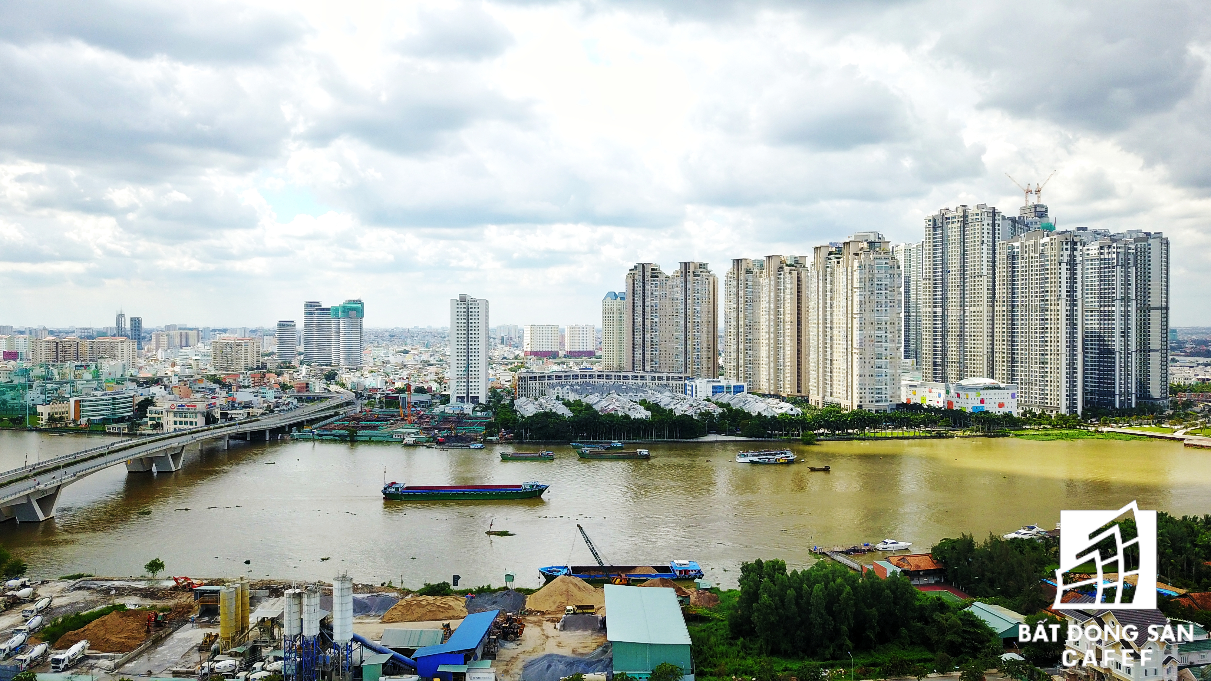 Khu vực có nhiều dự án cao cấp nhất TP.HCM đang được xây dựng. Trong tương lại sẽ có thêm một dự án tái định cư hơn 1.000 căn hộ ngay đầu cầu Thủ Thiêm 1.