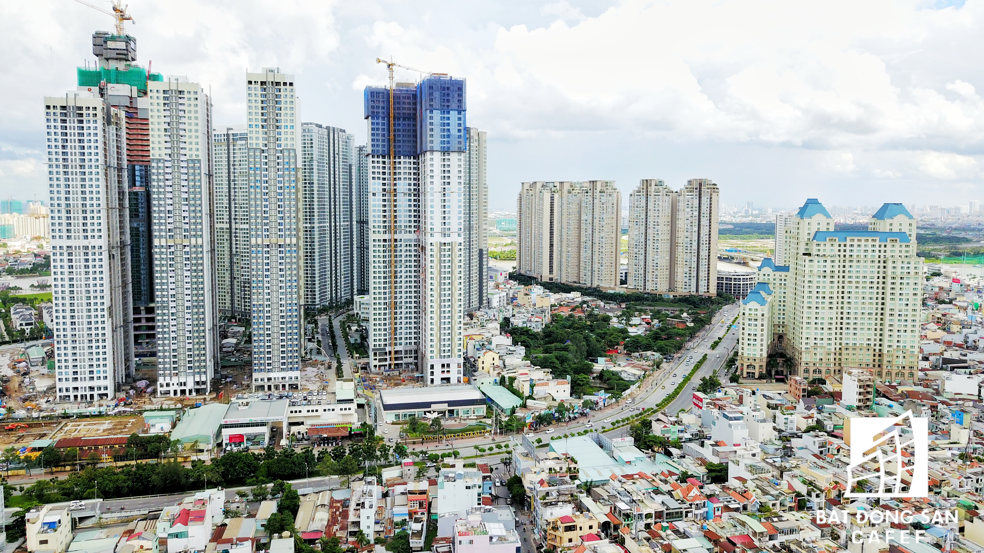 Ngay từ sau khi qua khỏi cầu Sài Gòn từ hướng quận 2 sẽ có hai tuyến đường dẫn vào trung tâm quận 1 là Điện Biên Phủ (rất xa) và Nguyễn Hữu Cảnh (tiếp cận ngay).