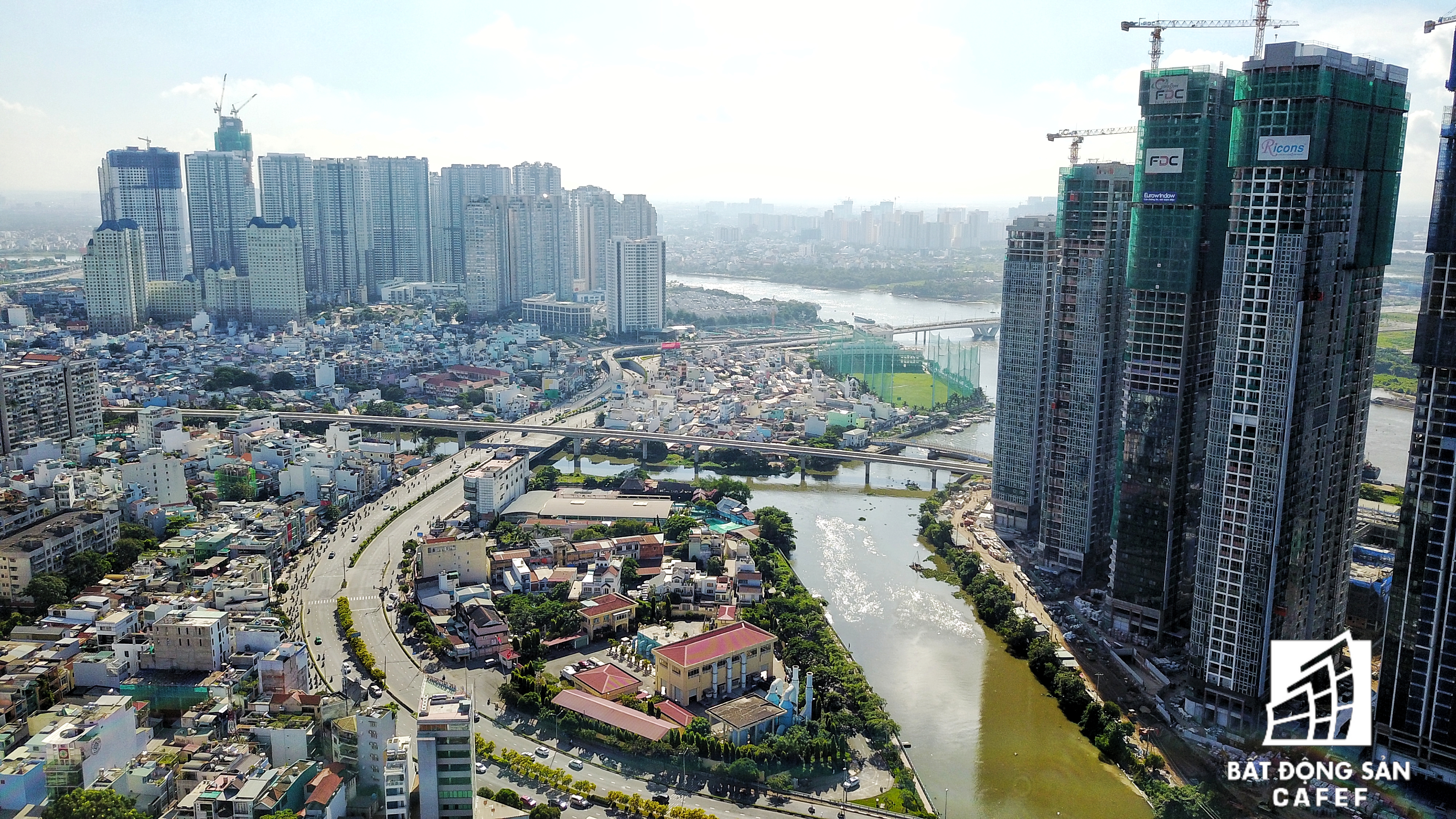 Trong tương lai, khu vực này còn có cầu Thủ Thiêm 2, Cầu đi bộ sông Sài Gòn nối từ khu đô thị Thủ Thiêm vào quận 1