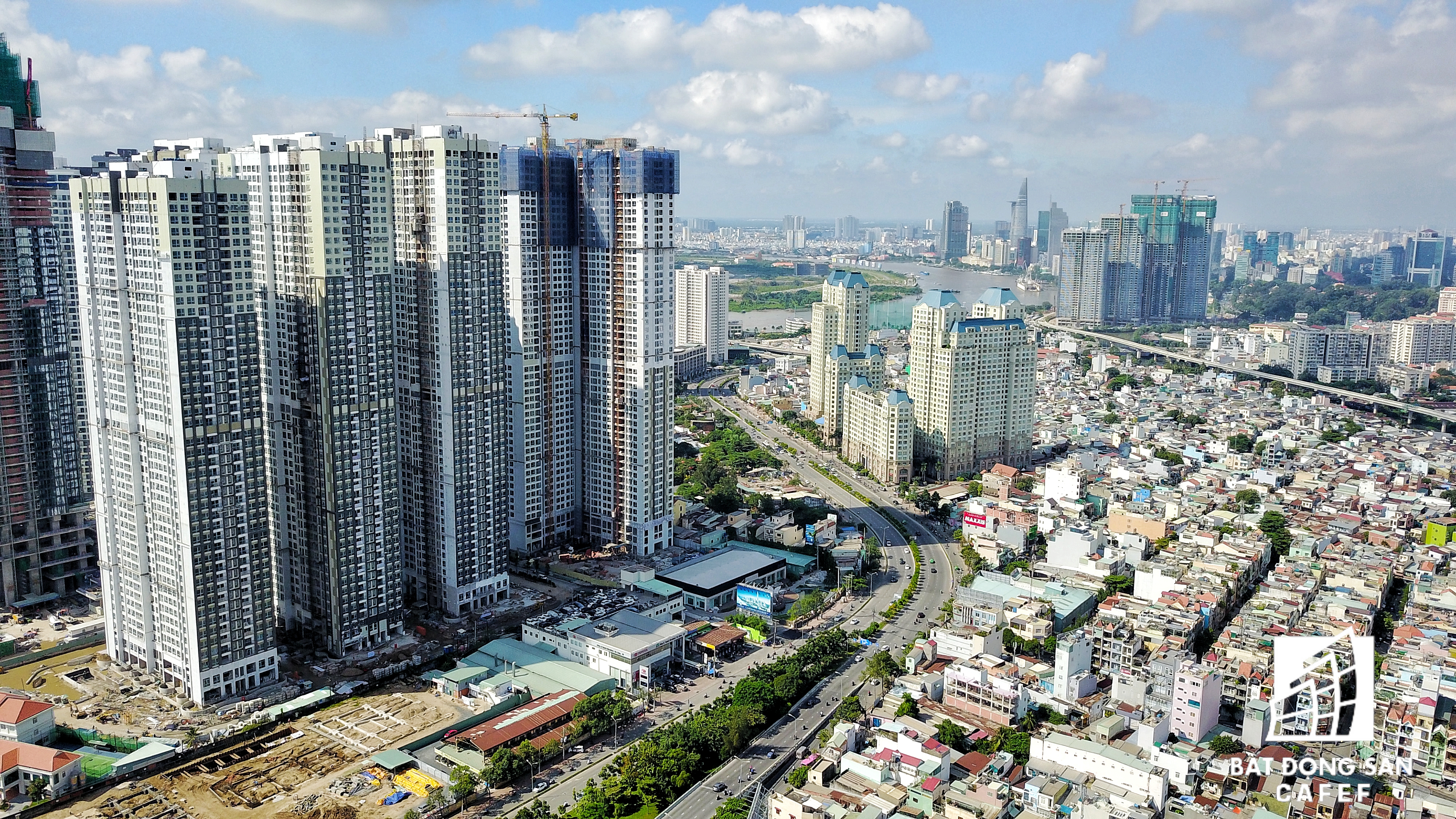 Điểm nhất quan trọng nhất của đường Nguyễn Hữu Cảnh là cụm dự án Vinhomes Central Park có tòa tháp Lanmark 81 cao nhất Việt Nam đang được xây dựng đến tầng 50