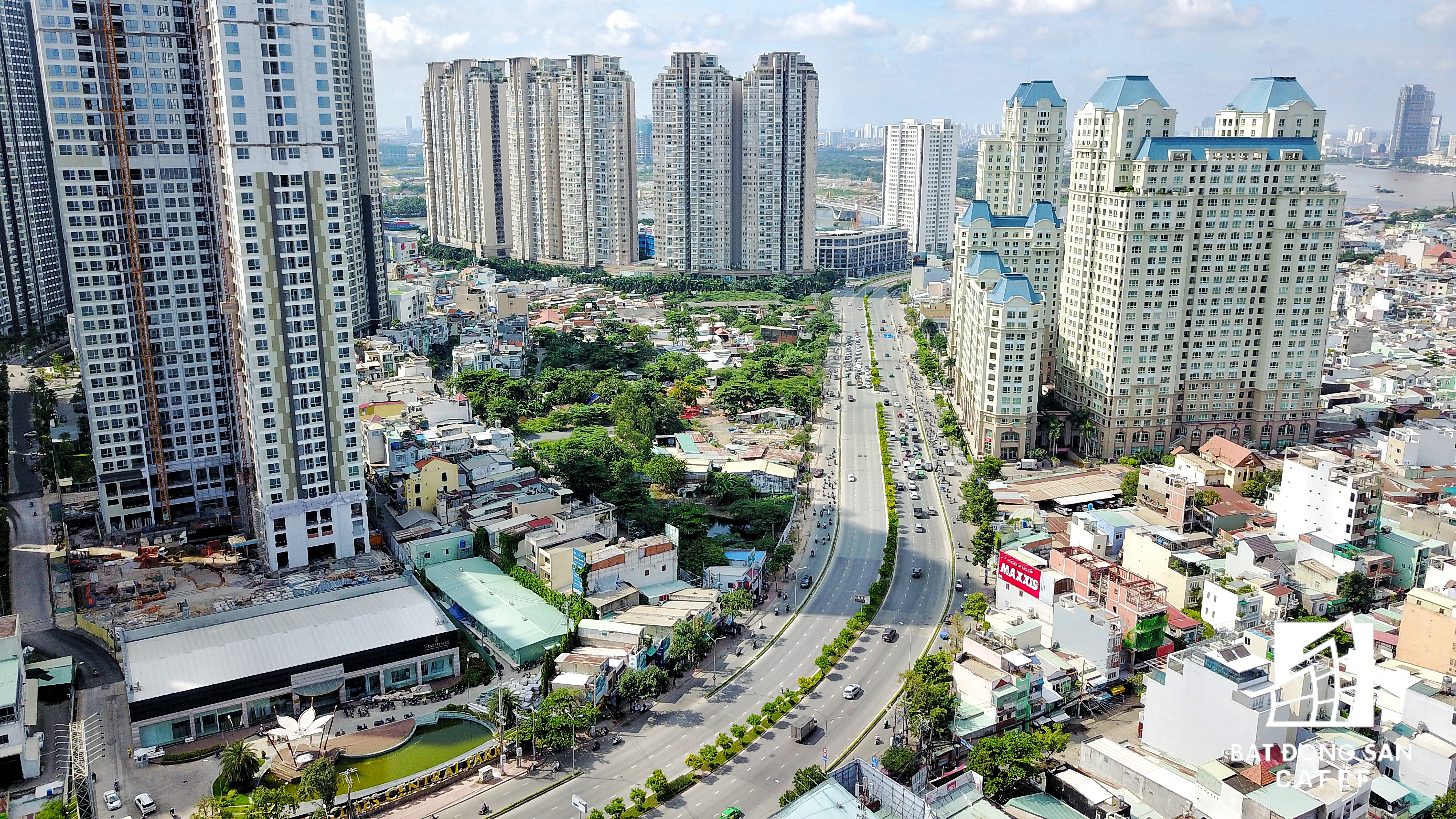 Chỉ dài có 3,2km nhưng nơi đây đang là một đại công trường với nhiều dự án cao cấp và hạng sang, do có tầm nhìn trực diện về Thủ Thiêm