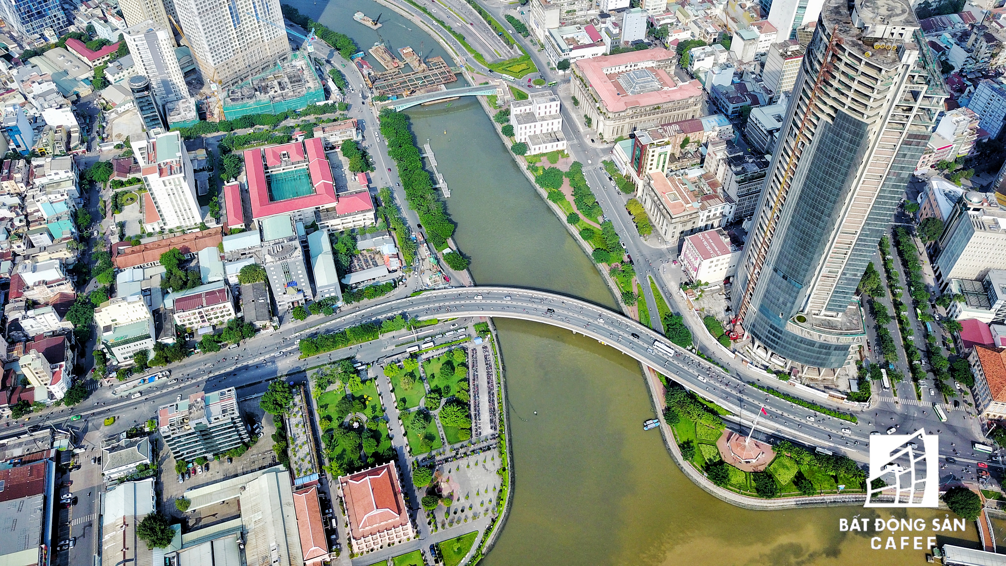 Điểm đầu tiên của khu đất vàng Bến Vân Đồn là cầu Khánh Hội giúp kết nối quận 1 và quận 4