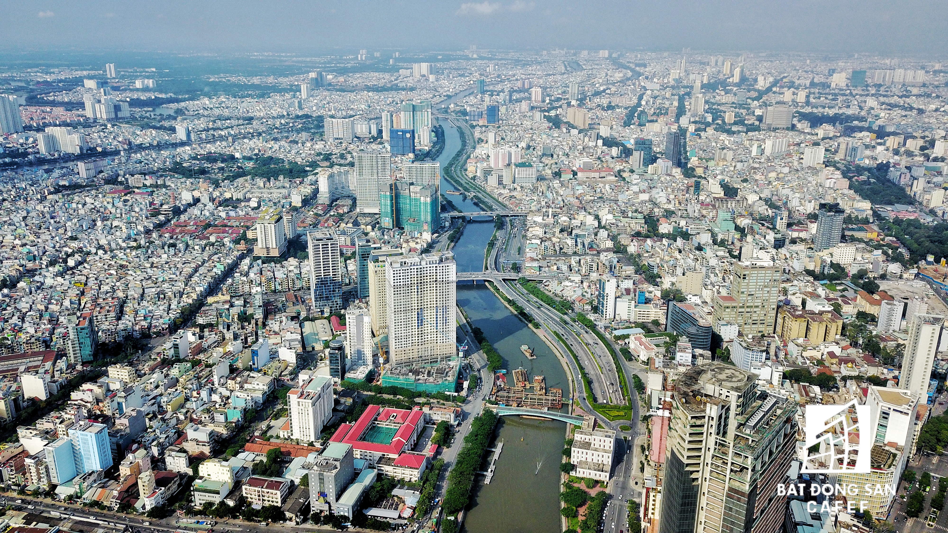 Sau khi nâng cấp mở rộng với chiều dài gần 3km cho 6 làn xe, tuyến đường Bến Vân Đồn đã chính thức đi vào khai thác từ tháng 2/2013. Cùng với đường Võ Văn Kiệt (phải), tuyến đường này đã tạo nên cảnh quan đẹp cho khu vực trung tâm Thành phố.