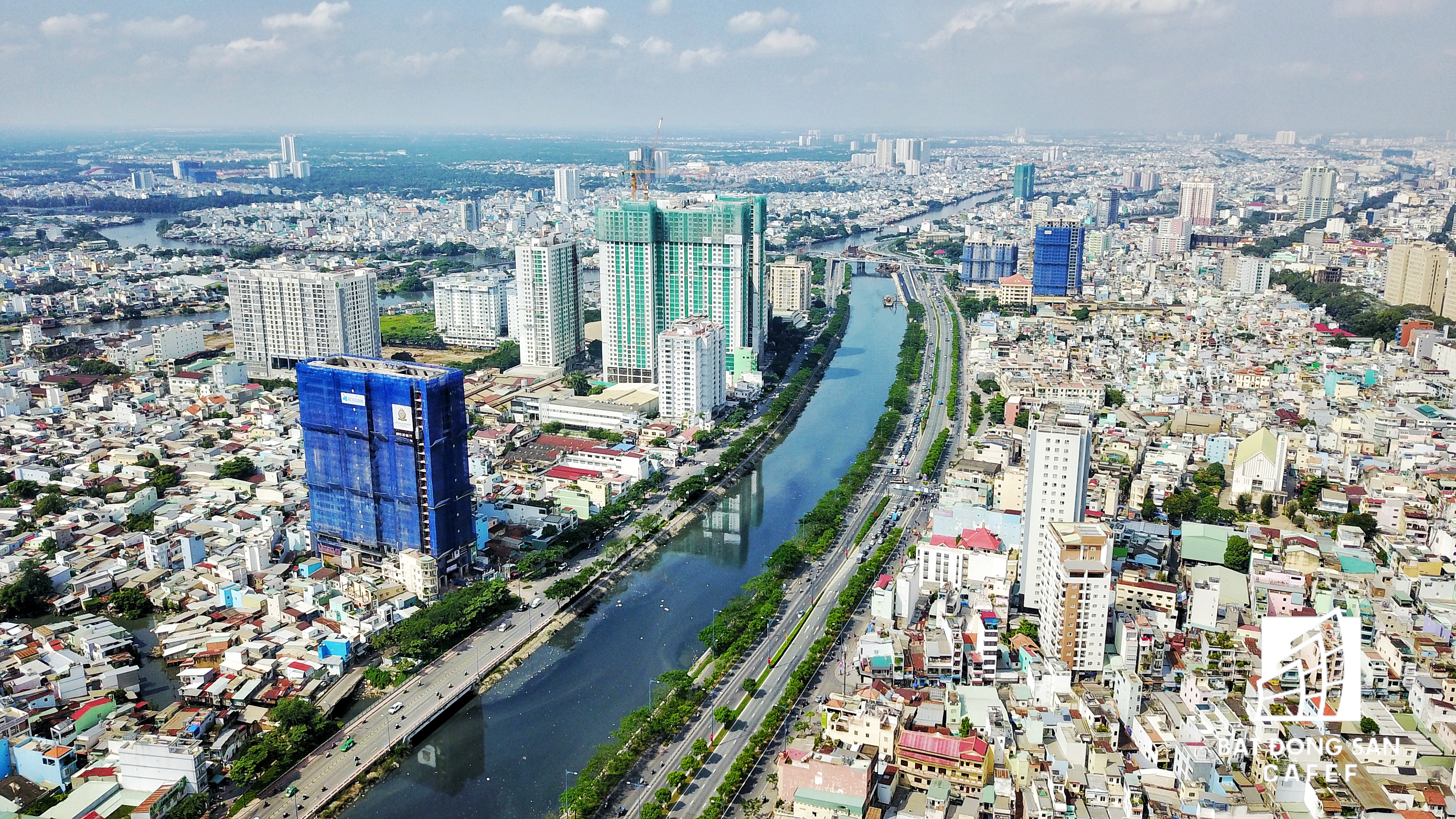 Toạ lạc tại số 278 – 283 Bến Vân Đồn, dự án Grand Riverside được phát triển bởi Công ty CP Đầu tư Địa ốc Tiến Phát. Dự án được xây dựng trên khu đất rộng 2.300m2, cao 22 tầng với quy mô 240 căn hộ.