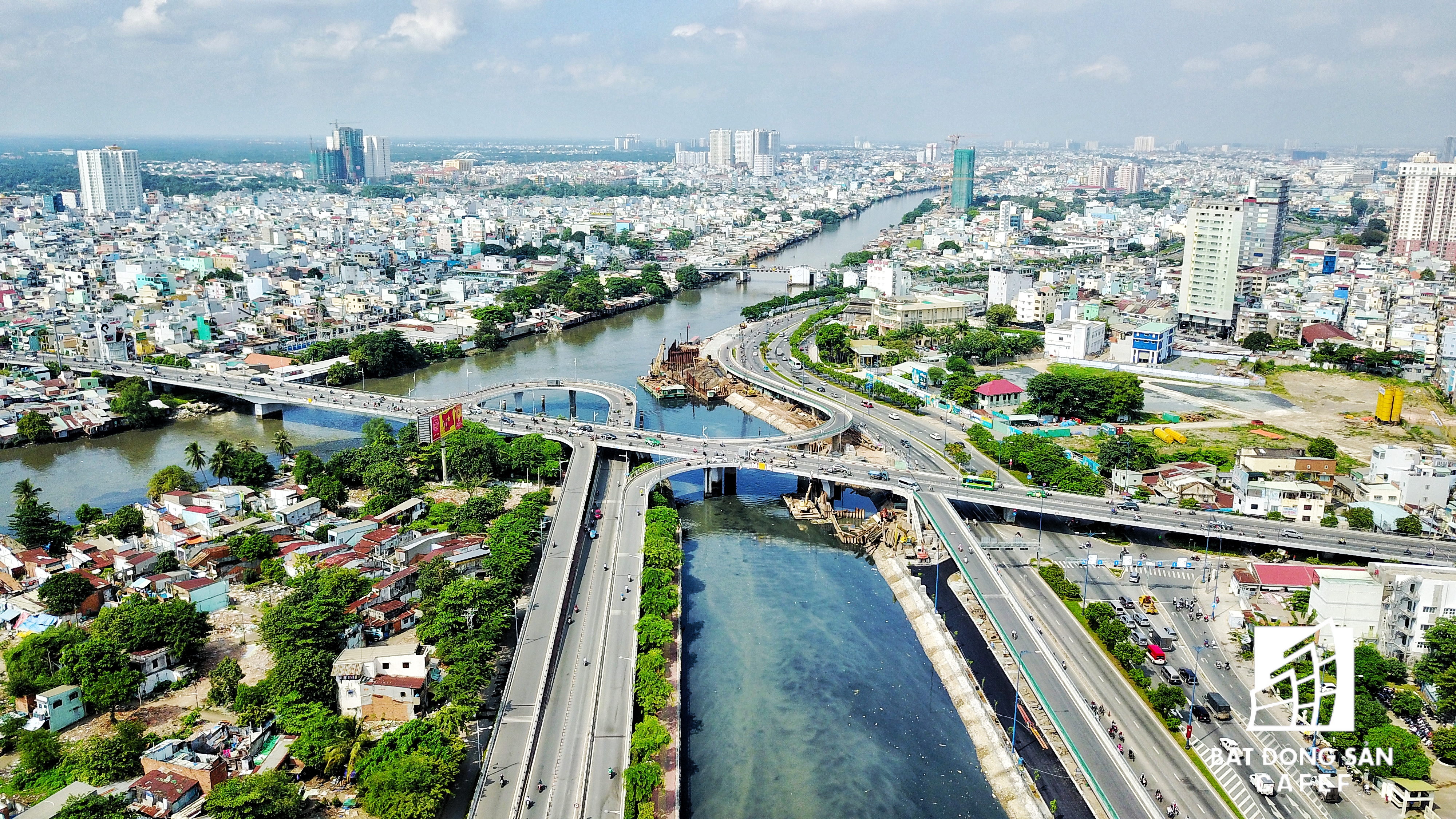 Về vị trí, đường Bến Vân Đồn chỉ cách quận 1 bằng những cây cầu như Khánh Hội, Calmette, Ông Lãnh và Nguyễn Văn Cừ.