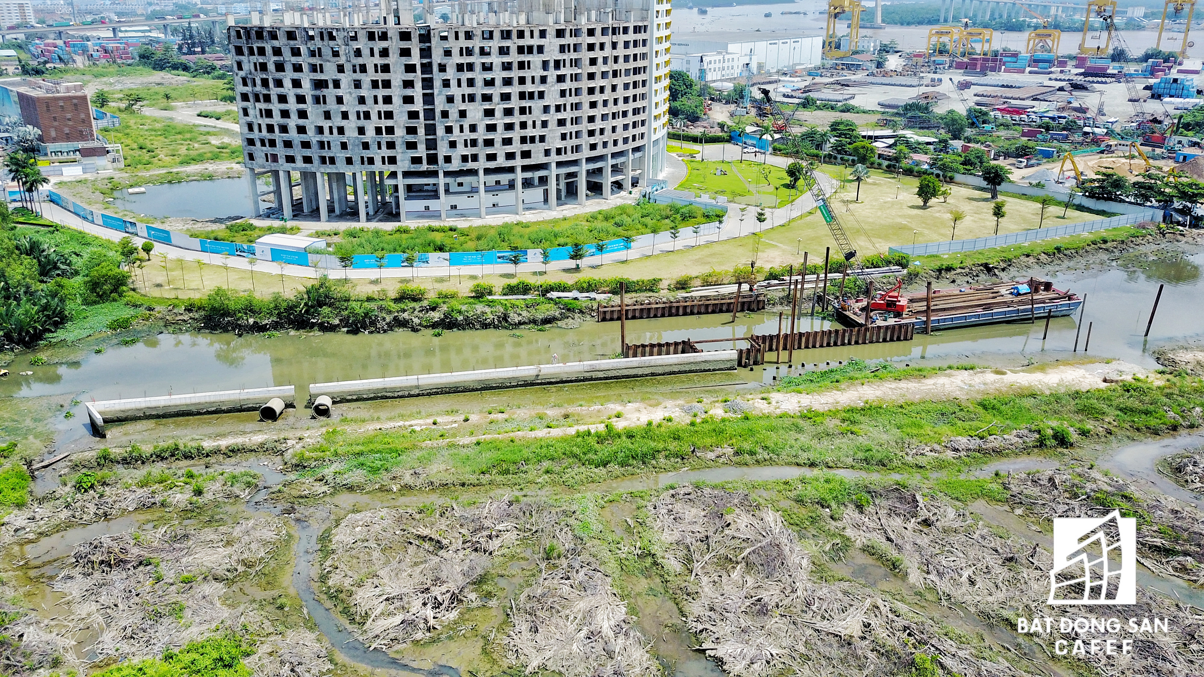 Dự án nằm giáp ranh với tổ hợp River City - một trong những dự án cũng trầy trật nhiều năm liền của Phát Đạt