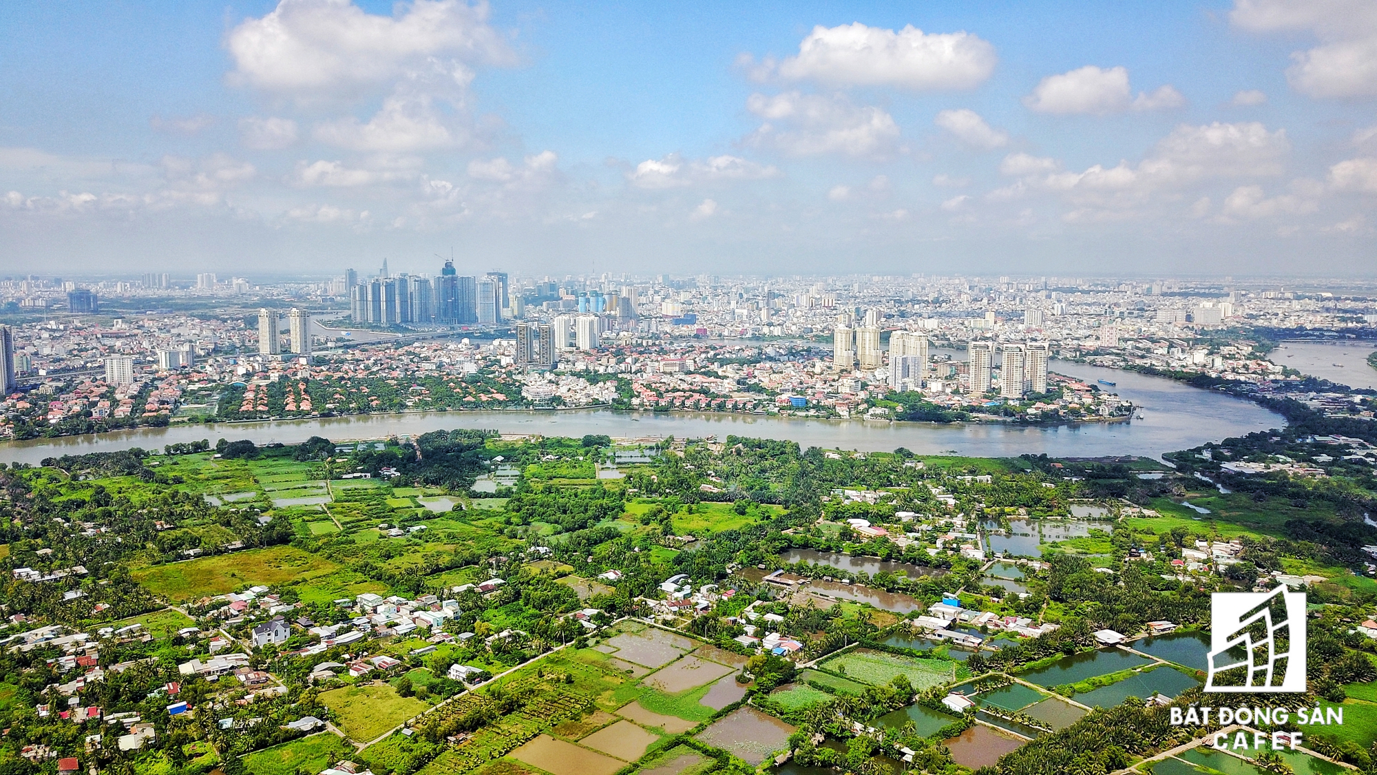 Khu trung tâm Sài Gòn nhìn từ bán đảo Thanh Đa - nơi sắp có đợt bùng nổ dự án ven sông do ăn theo siêu dự án của tập đoàn Bitexco đang rục rịch triển khai. 