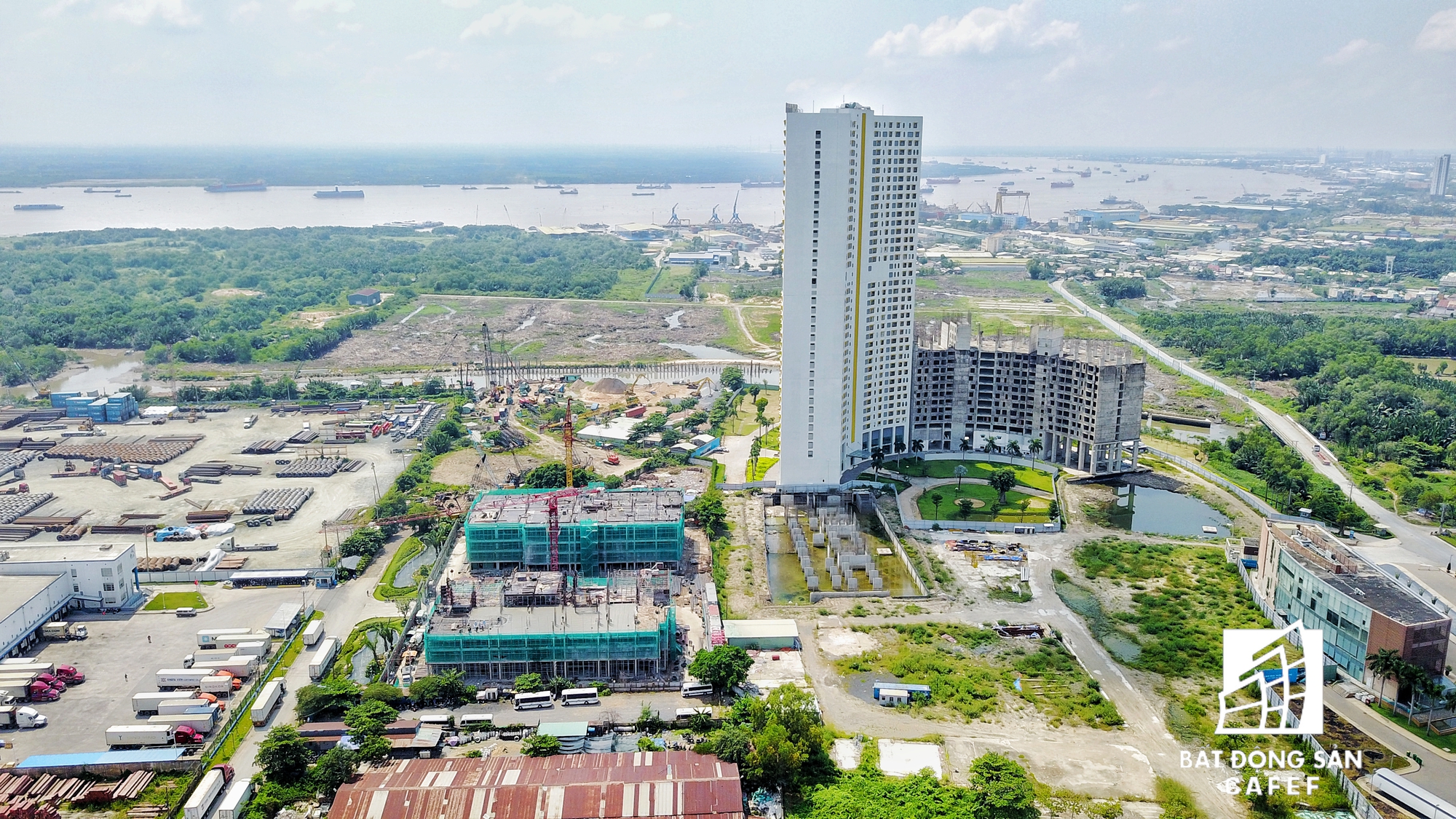 Xung quanh cảng Rau quả Sài Gòn (quận 7) đã và đang có nhiều dự án cao ốc đầu tư xây dựng. Đặc biệt, nằm cạnh khu cảng này là dự án 6 tỷ đô của tập đoàn Vạn Thịnh Phát