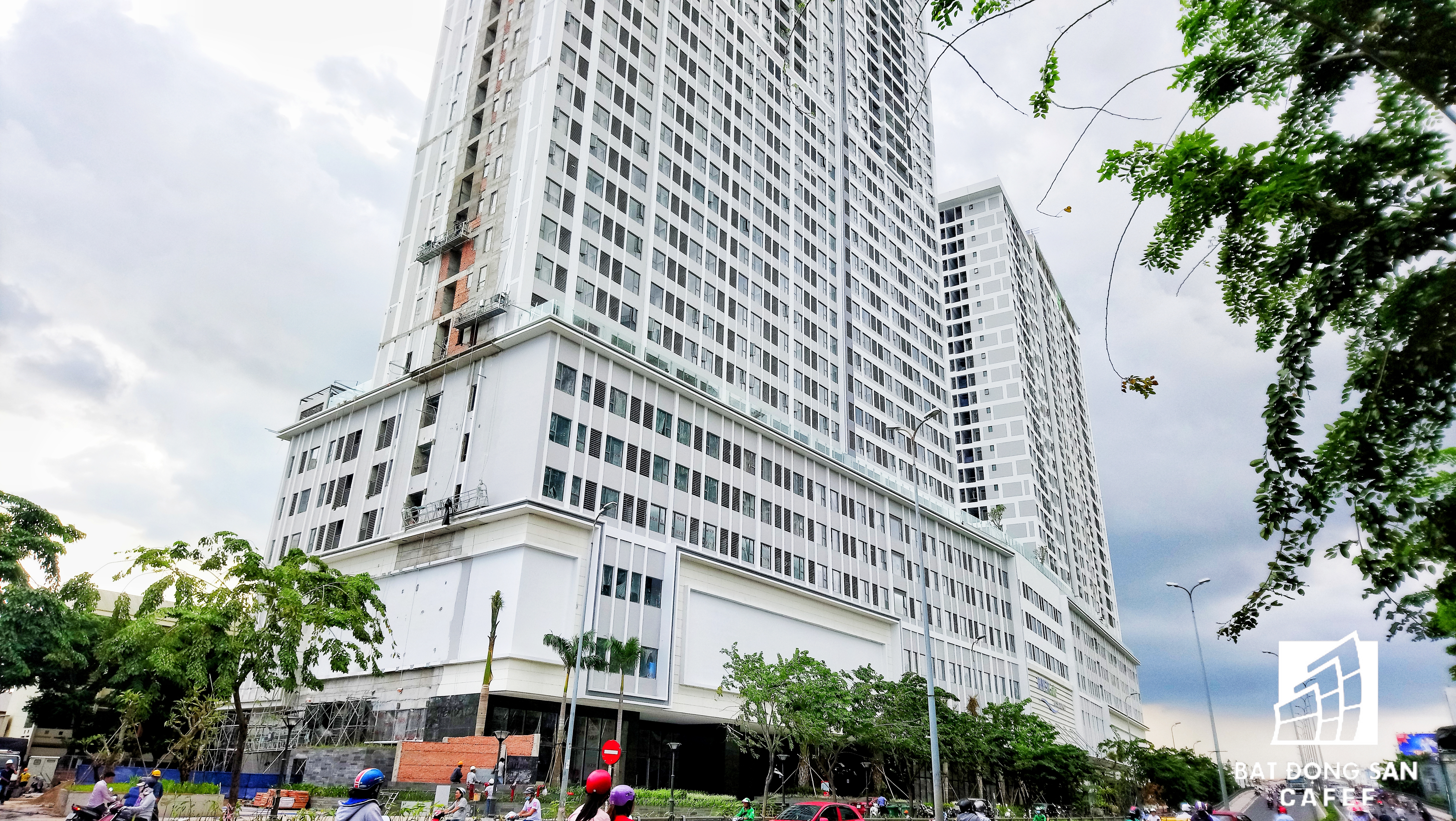 Toạ lạc ở số 151 – 155 Bến Vân Đồn, dự án River Gate là khu phức hợp căn hộ, thương mại, văn phòng. Được xây dựng trên khu đất rộng 9.600m2, dự án này có quy mô 2 tòa tháp cao 27 và 33 tầng, với khoảng 850 căn hộ.