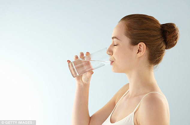 Uống đủ nước hàng ngày giúp trắng da