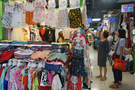 
Người dân mua sắm tại Trung tâm Sense Market (nằm dưới lòng đất ở Công viên 23-9, quận 1, TP HCM). Ảnh: Hoàng Triều.
