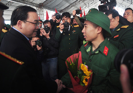 Bí thư Thành ủy Hà Nội Hoàng Trung Hải tặng hoa, thăm hỏi và tiễn biệt tân binh quận Ba Đình lên đường nhập ngũ sáng ngày 14-2
