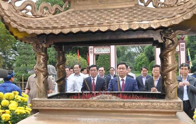 Phó Thủ tướng và đoàn công tác dâng hoa, dâng hương trước tượng đài Hoàng đế Quang Trung. Ảnh: Báo Bình Định. 