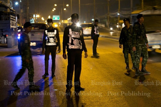 Các cảnh sát và binh sĩ ở bên ngoài gần cổng chùa. Ảnh: Bangkok Post