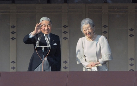 
Nhà vua Nhật Bản và Hoàng hậu vẫy chào người dân tại một buổi lễ mừng năm mới tháng 1/2012. Nguồn: Sách ảnh Nhà vua Nhật Bản và Hoàng hậu
