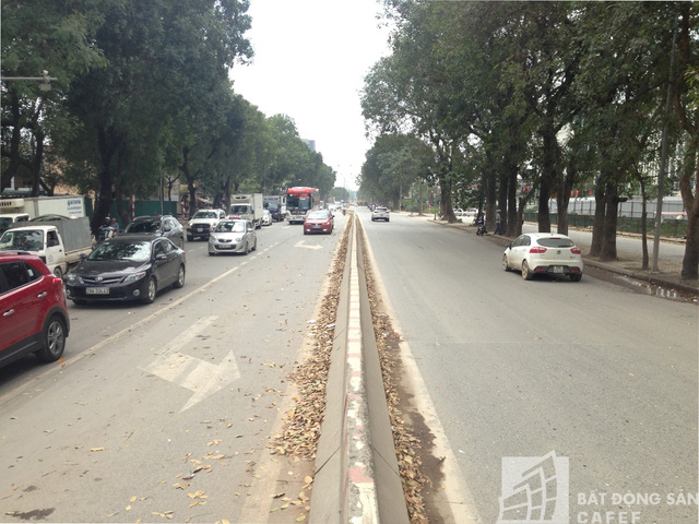 Đường Phạm Văn Đồng có lưu lượng xe tải và xe khách đi lại khá thường xuyên.