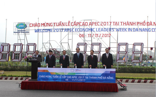 Chủ tịch nước Trần Đại Quang cùng đại diện Ủy ban Quốc gia APEC 2017 và TP Đà Nẵng bấm nút khởi động đồng hồ đếm ngược
