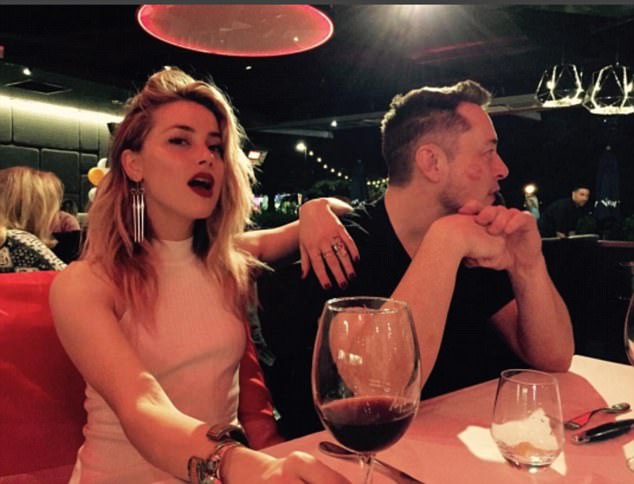 
Nữ diễn viên Amber Heard chia sẻ bức ảnh chụp cùng tỷ phú Elon Musk trên trang Instagram cá nhân
