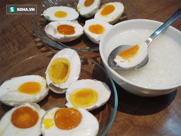 
Trứng muối có mặt trong danh sách những thực phẩm có khả năng gây nguy cơ nhiễm độc chì. (Ảnh minh họa).
