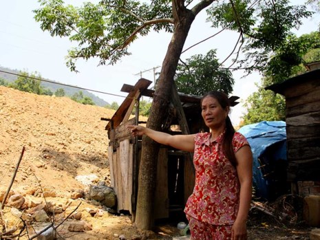 
Bà Võ Thị Bưởi, 50 tuổi, chỉ khu đất để xây dựng khu tái định cư mới hiện đang bị bỏ hoang. Ảnh: N.TRI
