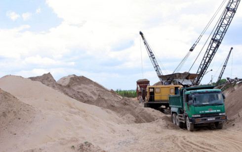 Hoạt động khai thác cát đã đi vào quy củ nhưng giá cát cũng tăng cao.(Ảnh minh họa: KT) 