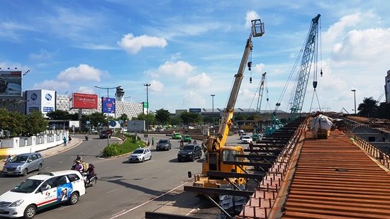 Dự án cầu vượt thép trên đường Trường Sơn vào sân bay Tân Sơn Nhất đang thành hình