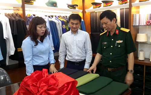 
Kiểm tra chất lượng vải sợi do Tổng Công ty 28 sản xuất tại cửa hàng may đo số 14-Lý Nam Đế (Hà Nội). Ảnh: Minh Châu/Báo Quân đội nhân dân

