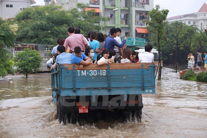 Khu đô thị Resco Cổ Nhuế - người dân phải đi đến bằng xe tải để ra khỏi khu đô thị khi trời mưa.