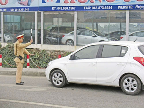 
Người mua ô tô trả góp lo lắng khi tham gia giao thông vì sợ bị công an phạt do thiếu giấy tờ gốc.
