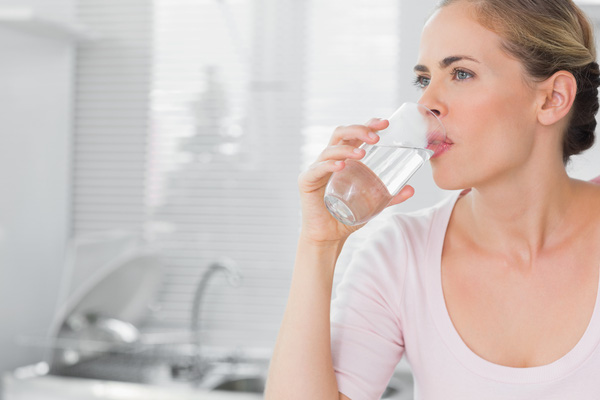 Uống nhiều nước lạnh vào mùa hè có thể khiến bạn bị viêm họng thường xuyên. (Ảnh: Internet)