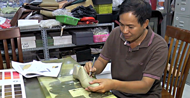 
Doanh nhân Lê Huy Tiến tại xưởng giày đặt tại huyện Hóc Môn
