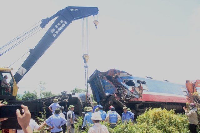 Vụ lật tàu SE3: Chưa thể cẩu đầu máy 80 tấn bung khỏi đường ray