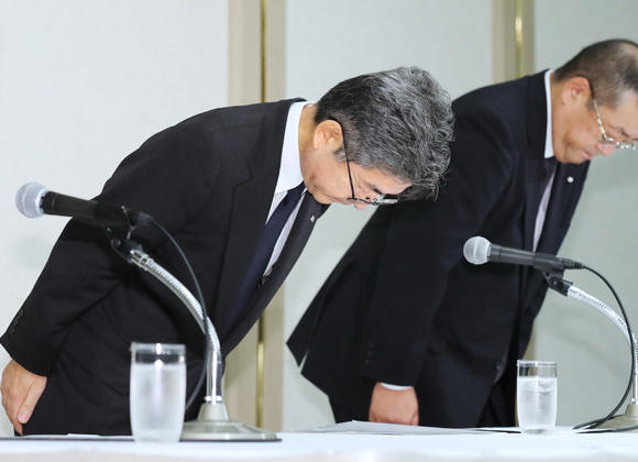 Giám đốc Naoto Umehara của Kobe Steel xin lỗi công chúng