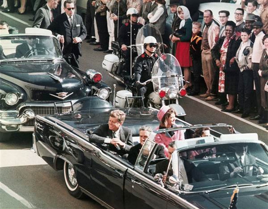 
Cố Tổng thống John F. Kennedy trong ngày bị ám sát. Ảnh: Newseum
