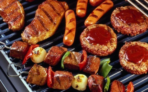 
Bữa tối với quá nhiều món thịt, đặc biệt là các món thịt nướng và xông khói mang đến nhiều tác hại cho cơ thể. (Ảnh minh họa: Nguồn Internet).
