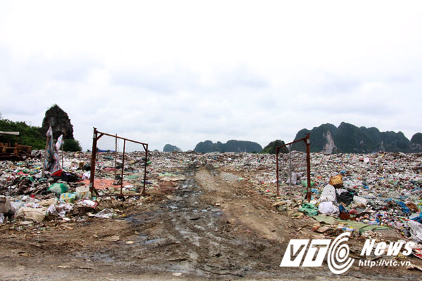 Bãi rác khổng lồ này là nơi tập kết rác thải của 18 xã, thị trấn trên địa bàn huyện Thủy Nguyên từ năm 2012 đến nay.