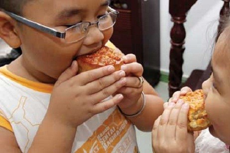 Không nên cho trẻ ăn bánh trung thu nhiều và trước bữa ăn.