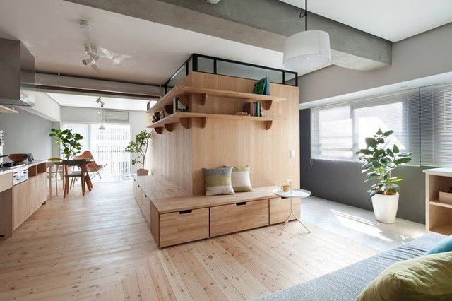 
Trong những ngôi nhà của gia đình Nhật, nội thất gỗ luôn là lựa chọn tối ưu cho không gian sống nhỏ. Nội thất gỗ mang đến không gian thêm mát mẻ, thân thiện với môi trường, tạo cảm giác gần gũi cho người sử dụng.

 

