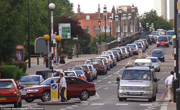 Tuy nhiên điều đáng nói ở đây là giao thông London khá tệ, Hoàng tử William và vợ sẽ phải đối diện với những pha tắc đường hàng tiếng đồng hồ khi đưa đón hoàng tử nhỏ tại ngôi trường này.