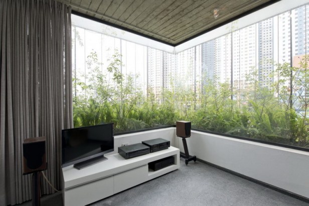  Ngôi nhà được thiết kế theo không gian mở nhìn ra bên ngoài để thuận lợi cho việc ngắm nhìn cây xanh cũng như khung cảnh thành phố xung quanh. 