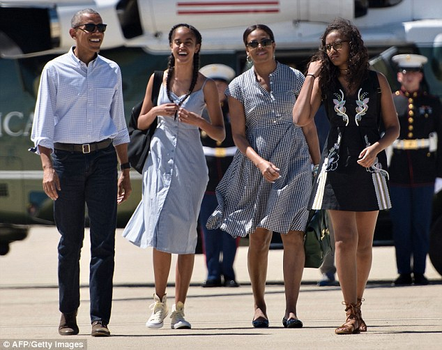 
Vợ chồng Tổng thống Obama sẽ có kỳ nghỉ tại California trước khi dọn về nhà mới tại Palm Springs vào thứ Sáu cùng 2 con gái Sasha và Malia. (Ảnh: Daily Mail)
