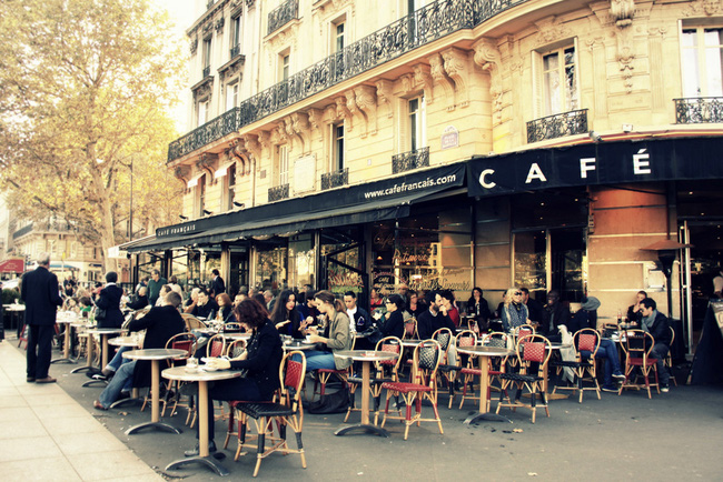 Một góc cà phê tại Paris, Pháp.