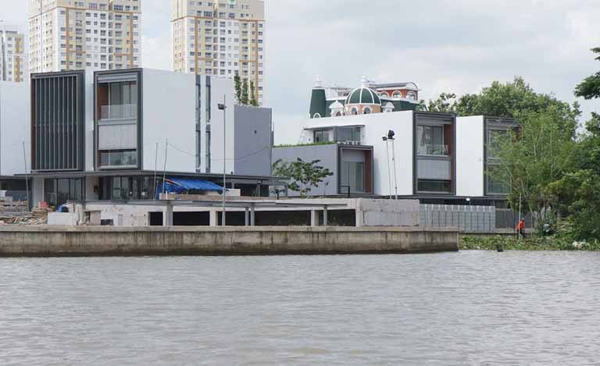 Dự án khu dân cư thấp tầng Thảo Điền tiếp giáp cả sông Sài Gòn và rạch Ông Hóa. Góc phải của ảnh là lối vào rạch Ông Hóa từ sông Sài Gòn và một trong những lỗi khiến dự án bị UBND TP.HCM phạt là do vi phạm khoảng lùi rạch Ông Hóa.