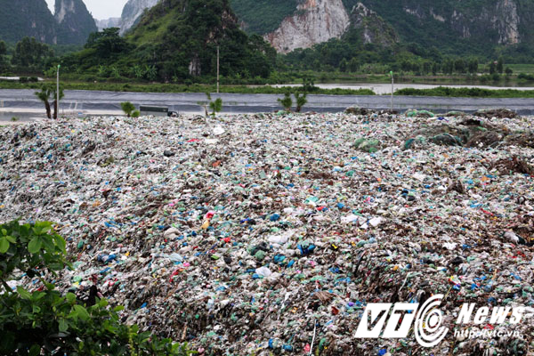 Hàng chục ngàn khối rác thải cứ ngày ngày được tập kết nhưng không được chôn lấp, xử lý theo quy định để bảo vệ môi trường.