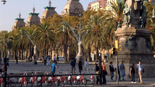 Người dân Tây Ban Nha cũng thích đạp xe và đi bộ, thay vì sử dụng các phương tiện cá nhân cho cự ly gần.
