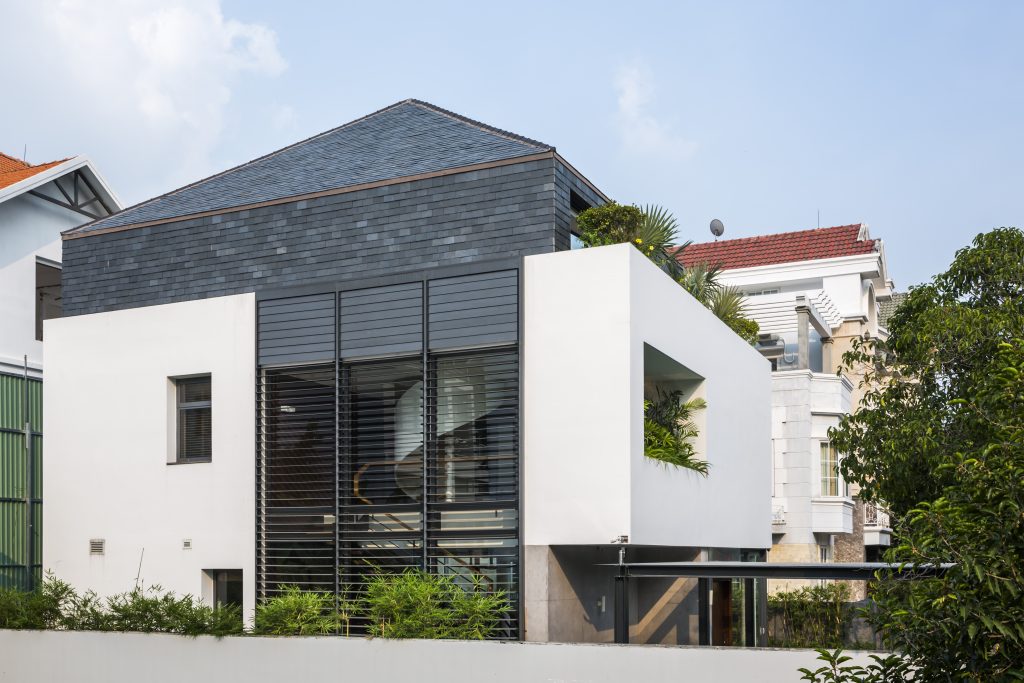  Trên khu đất hình vuông (15m x 15m), ngôi nhà được thiết kế 3 tầng với những khu vườn nhỏ bao quanh. 