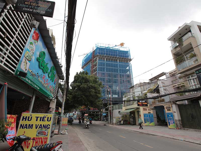 Các dự án chung cư, căn hộ mọc lên san sát nhau trên đường Phổ Quang, quận Tân Bình. Ảnh trên là một dự án nhà ở vừa hoàn thiện, chuẩn bị đưa vào hoạt động thì không xa (ảnh dưới) là một dự án nhà ở khác đang được xây dựng. Ảnh: QUỐC VŨ