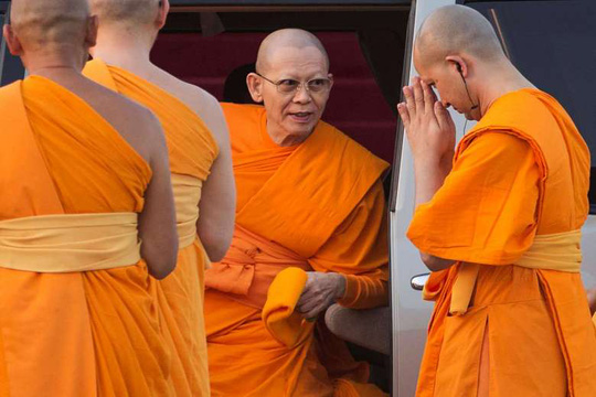 
Trụ trì Phra Dhammachayo (giữa) đối mặt với cáo buộc rửa tiền. Ảnh: Reuters
